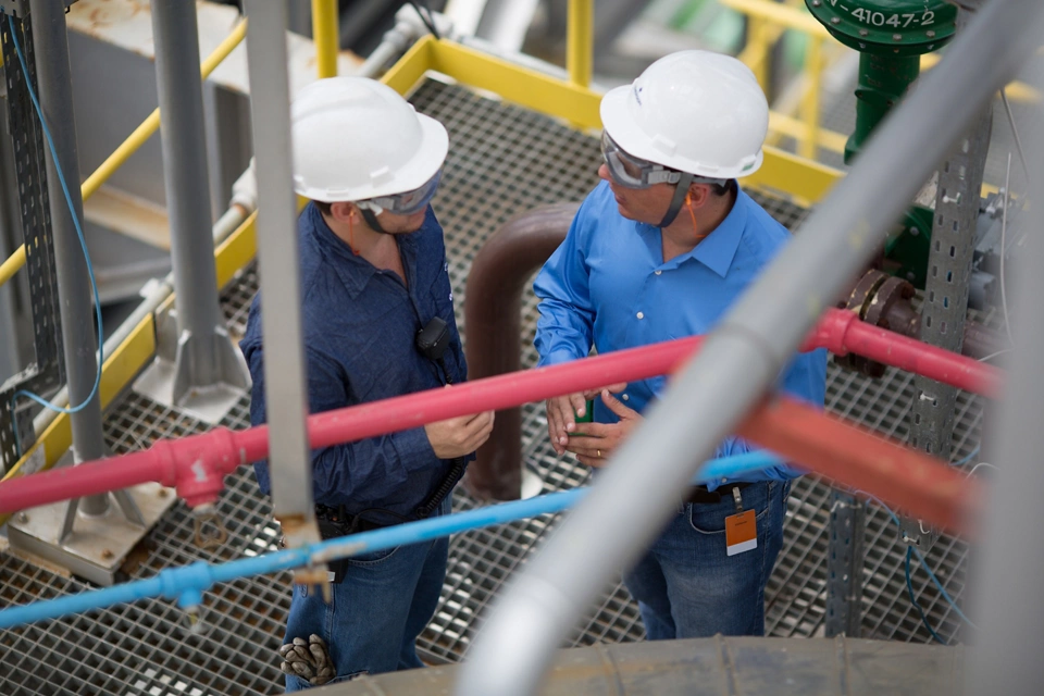 提高运转率，改善转化效率，并降低 HSE 事故风险。