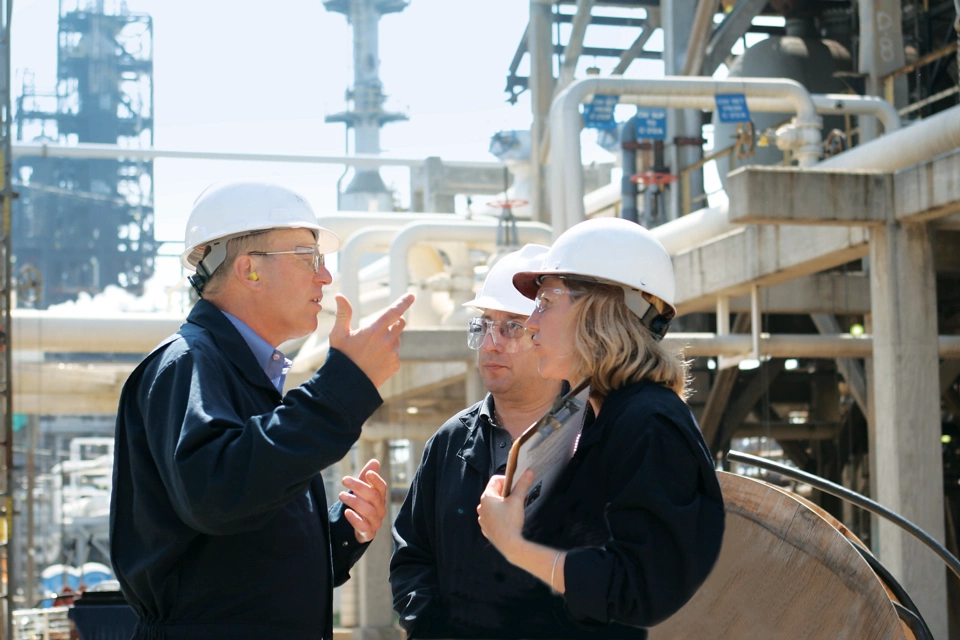 炼油厂在控制管道与设备损坏的同时，通过突破生产极限提高盈利能力