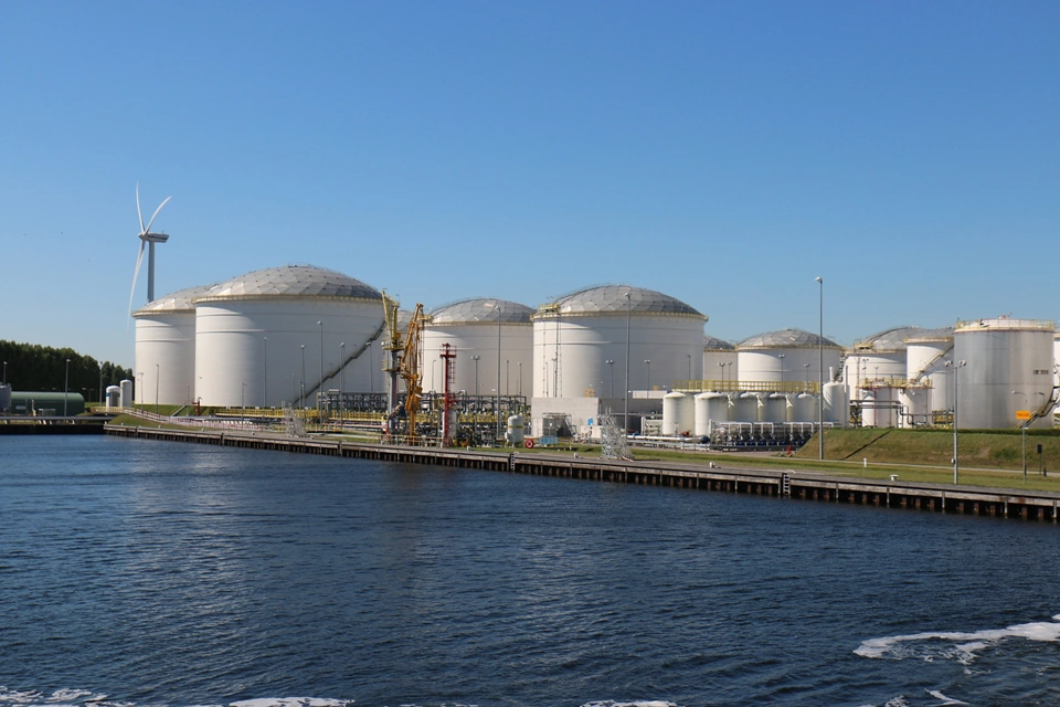 化学品罐区利用二合一雷达液位计提高储罐利用率与安全性