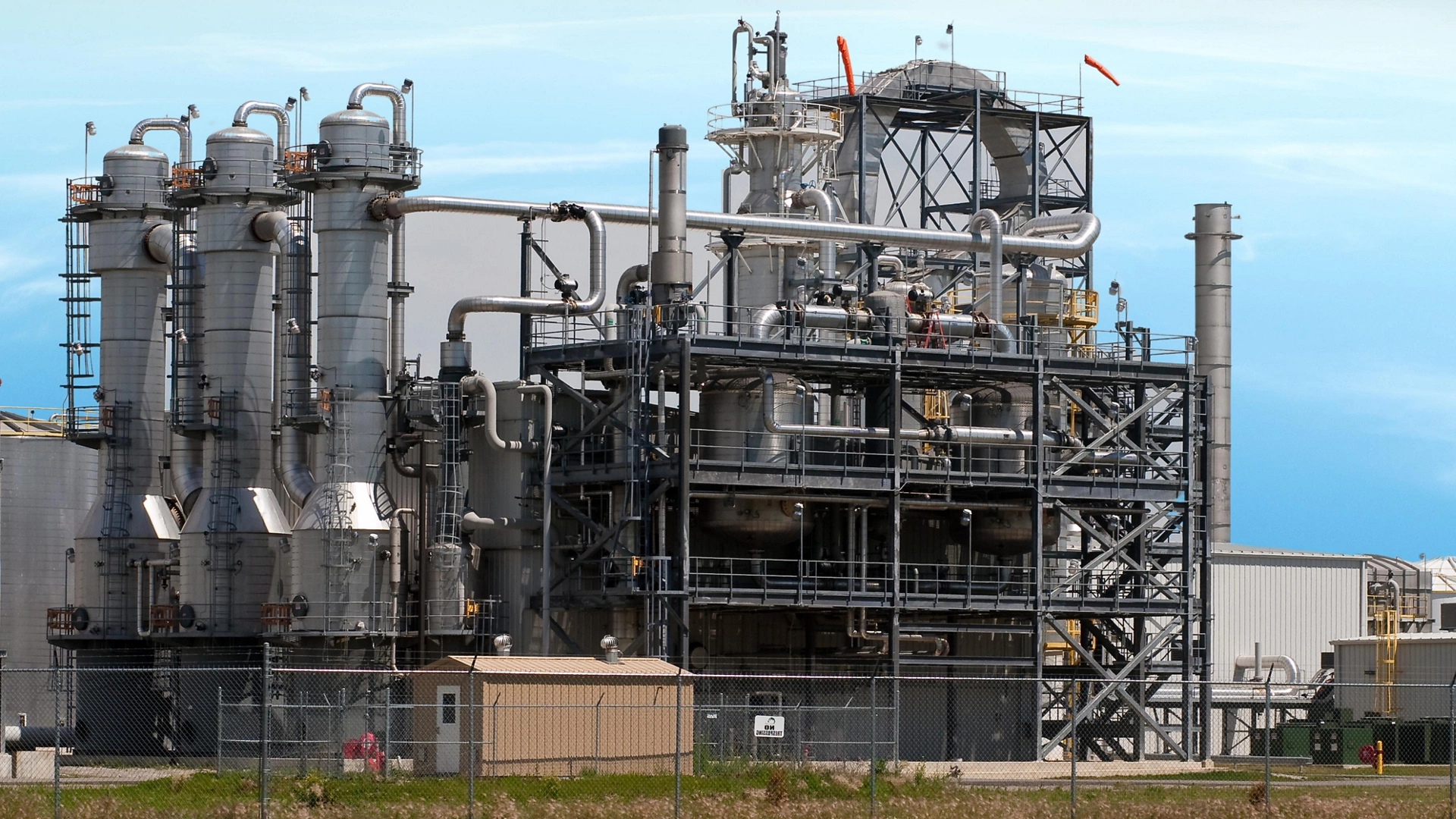 CCSfacilities capture carbon dioxide emissions from industrial processes and power plants,then store it underground to prevent it from entering the atmosphere,helping to reduce greenhouse gas emission