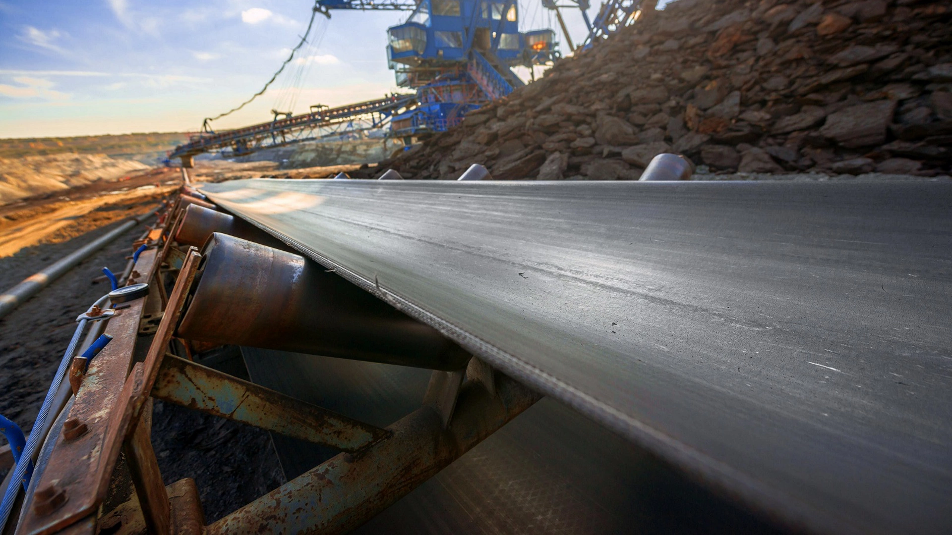 Long conveyor belt transporting ore to the power plant