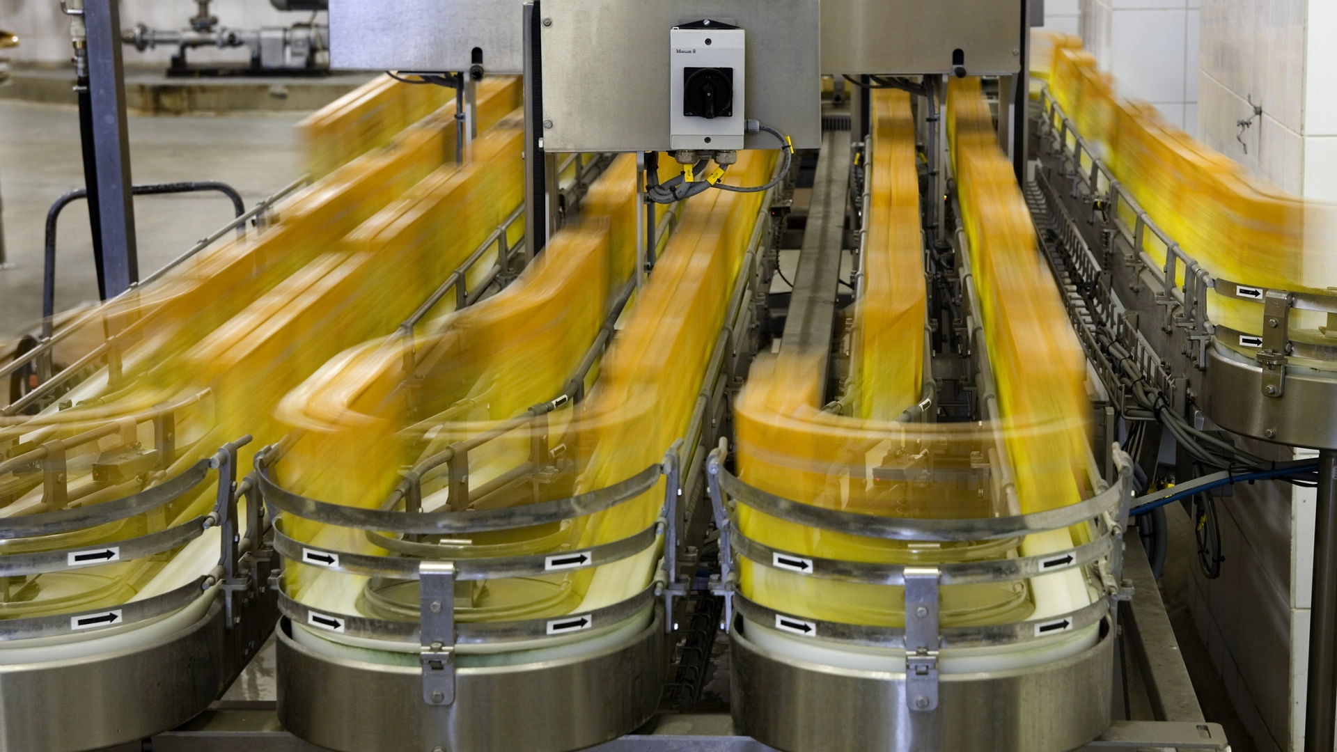 Production of drinks (wine, juice) on a conveyor in motion