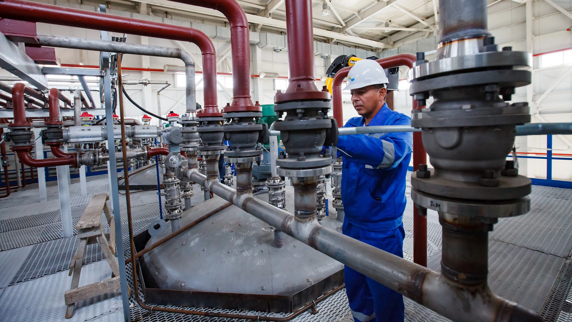 Non-Intrusive Temperature Measurement in Reactors