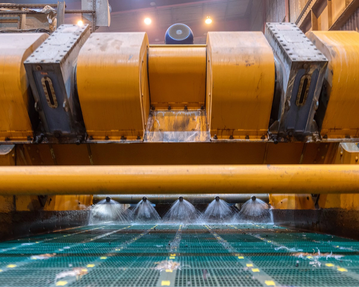 Vibrating screen, ore washing with liquid. The liquid is poured out in a fan-like stream from special nozzles.