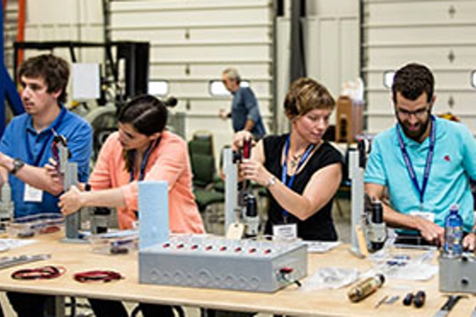 工厂 、现场和线上的培训