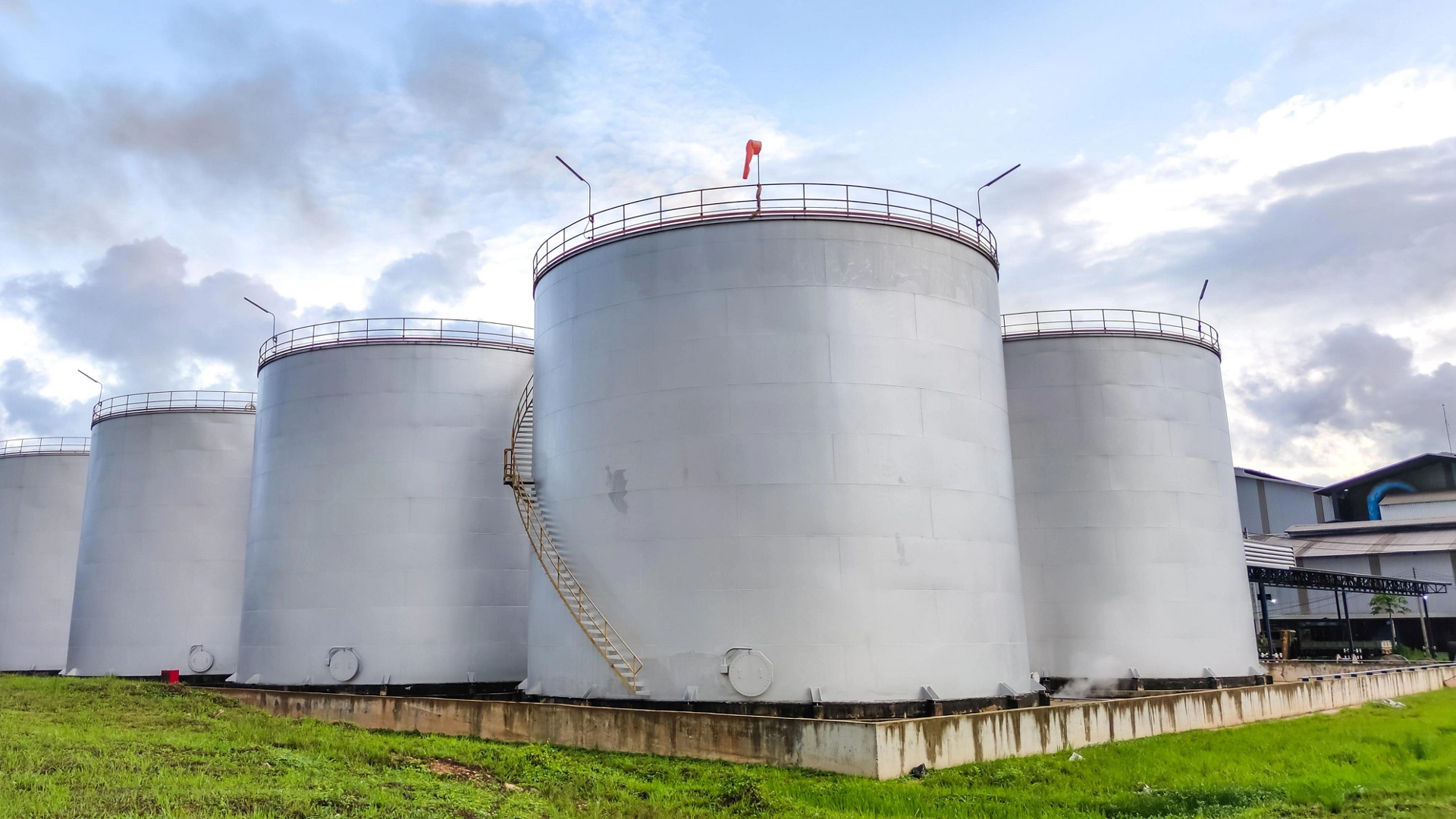 Oil storage tank In industrial areas. Crude oil storage plant For export. Palm oil factories in Asia. Within the industrial plant. Zone tank storage industrial 