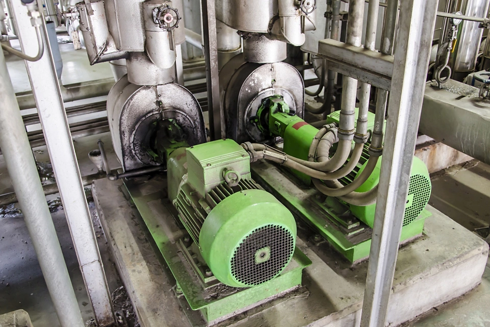 保护泵设备，守护人员与生产