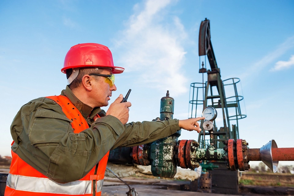 新型移动应用程序可组态雷达液位变送器，有助于安全地保持准确的储罐测量...