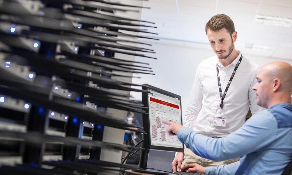 Engineers testing 5G wireless communication system using NI software-defined radio equipment and NI LabVIEW software.